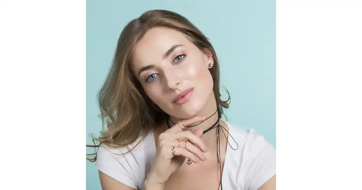 Co oznacza obroża na szyi? Poznaj jej znaczenie i stylizacje