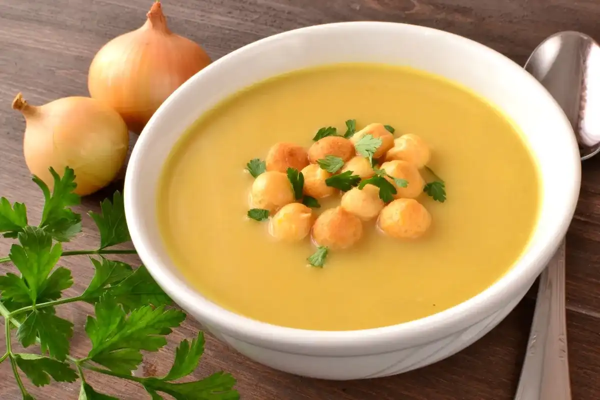 Zupa cebulowa: Jakie przyprawy wydobędą jej smak?