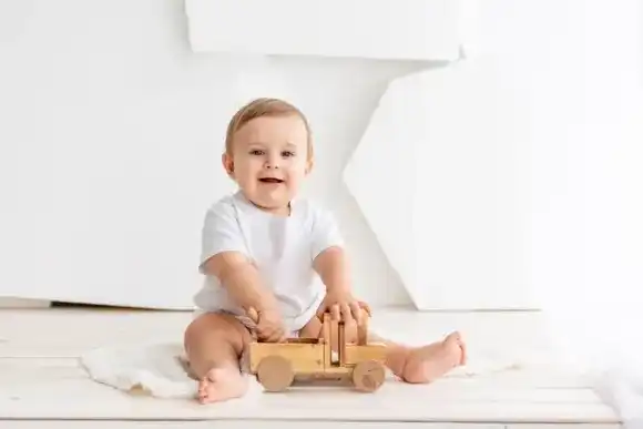 Czy dziecko najpierw siedzi czy raczkuje? Odkryj ważne etapy rozwoju