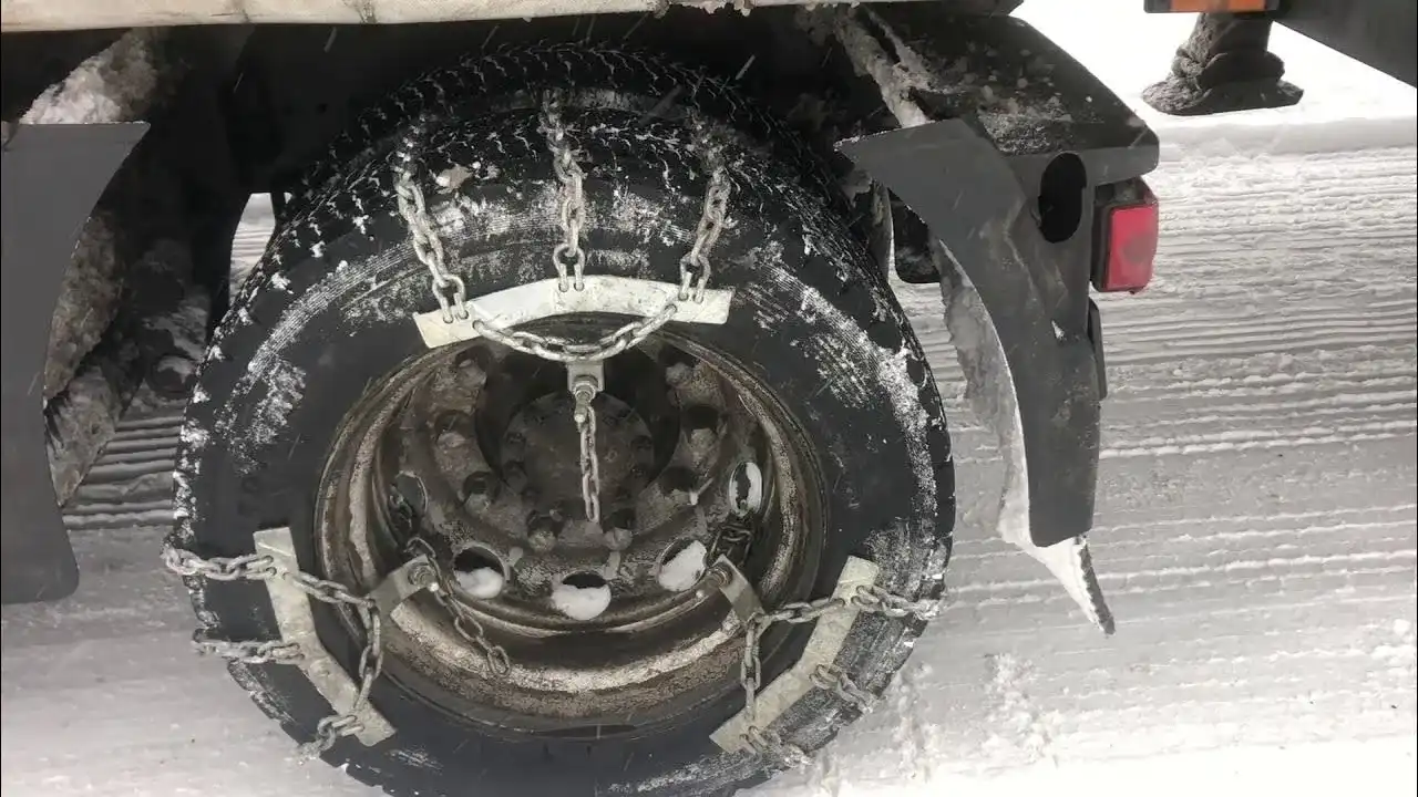 Jak założyć łańcuchy na koła ciężarówki? Instrukcja krok po kroku