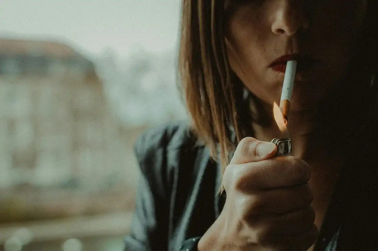 Palenie na balkonie w Polsce: Co mówią przepisy? Twoje prawa