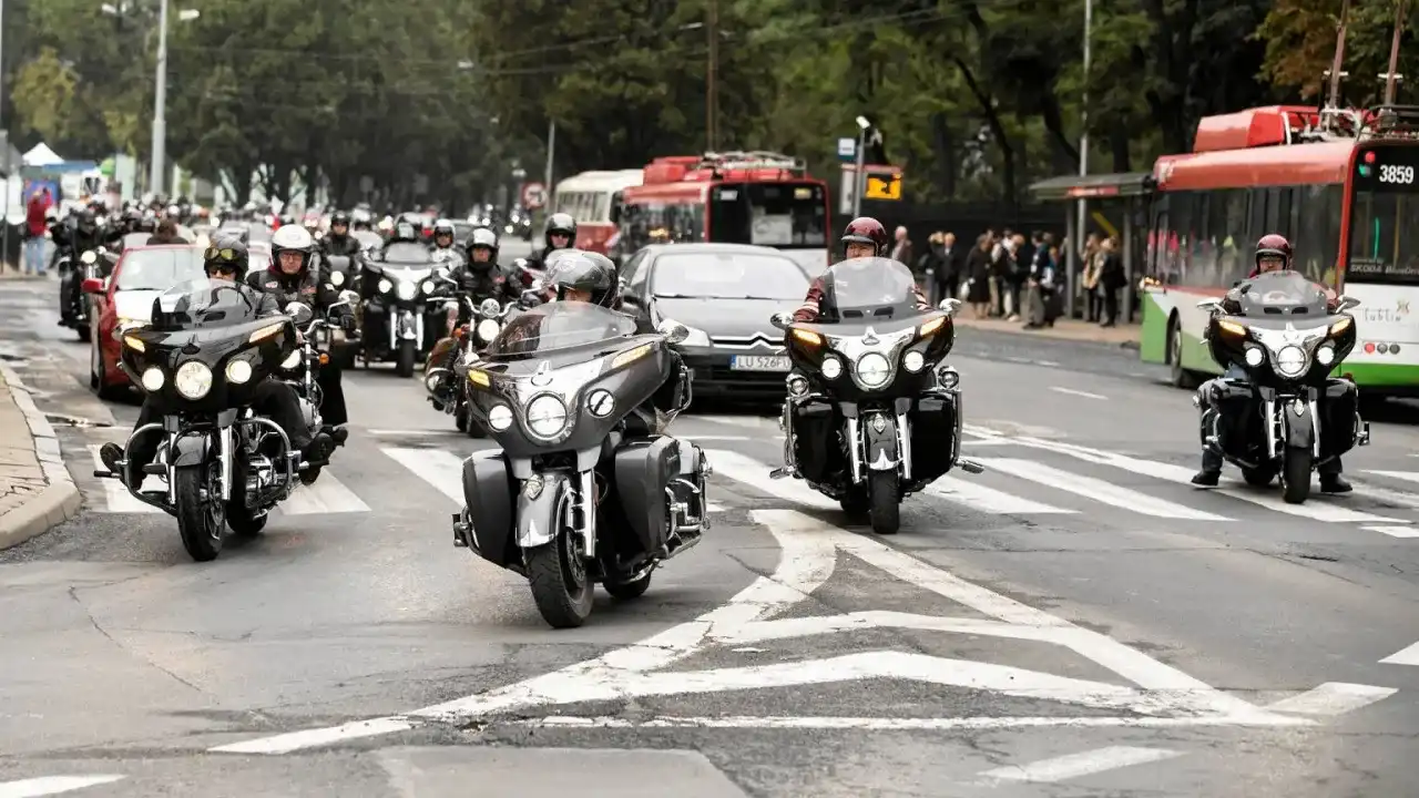 Jaki odstęp przy wyprzedzaniu motocyklisty? Poznaj zasady i uniknij mandatu