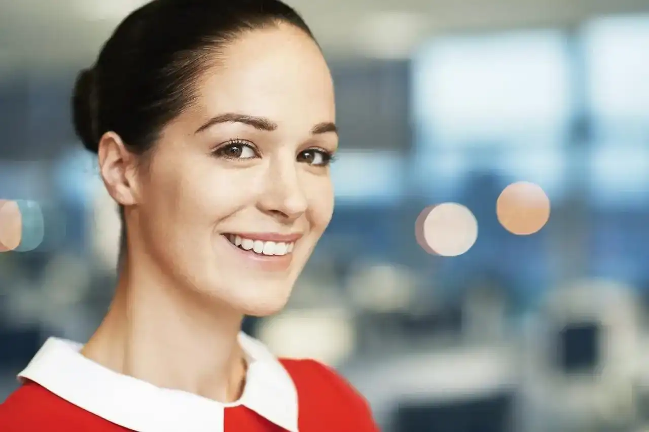 Sukienka z kołnierzykiem: stylizacje i porady na każdą okazję