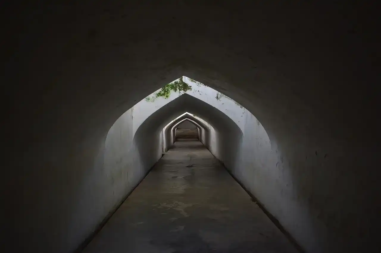 Motyw emigracji w literaturze: od romantyzmu po współczesność pełna analiza