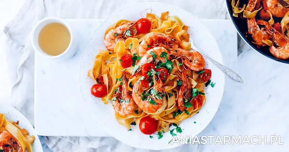Jak zrobić krewetki z makaronem? Szybki przepis jak z restauracji