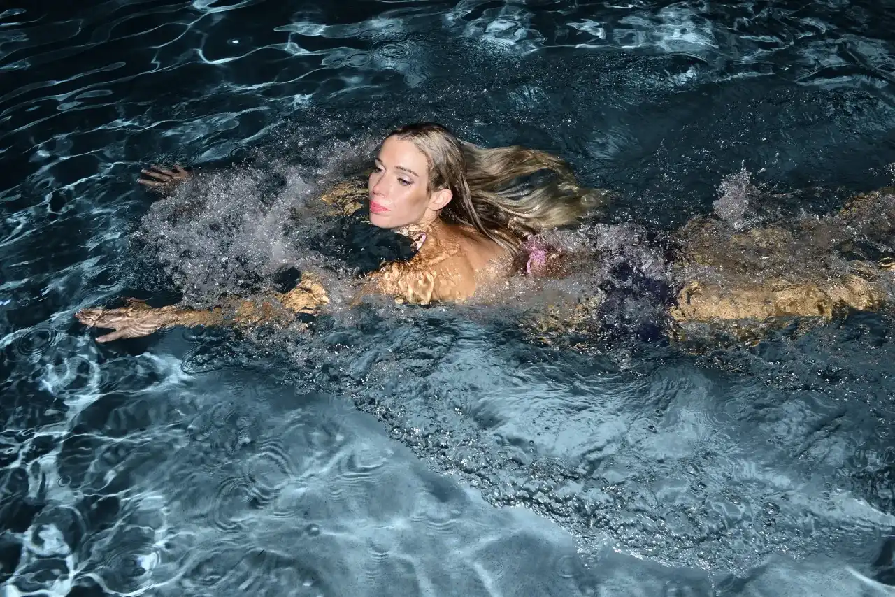 Jak się pływa żabką? Opanuj technikę i płyń bez wysiłku!