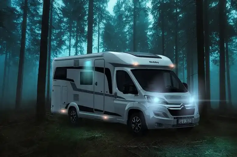 Kamper: Pojazd specjalny czy osobówka? Uniknij mandatów!