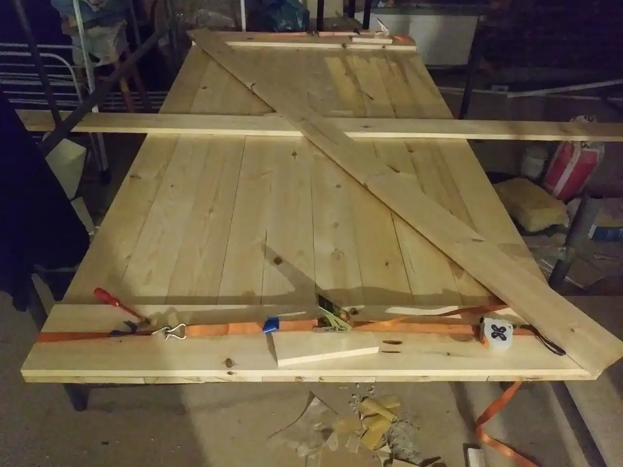 Jak zrobić drzwi drewniane z desek? Praktyczny poradnik DIY