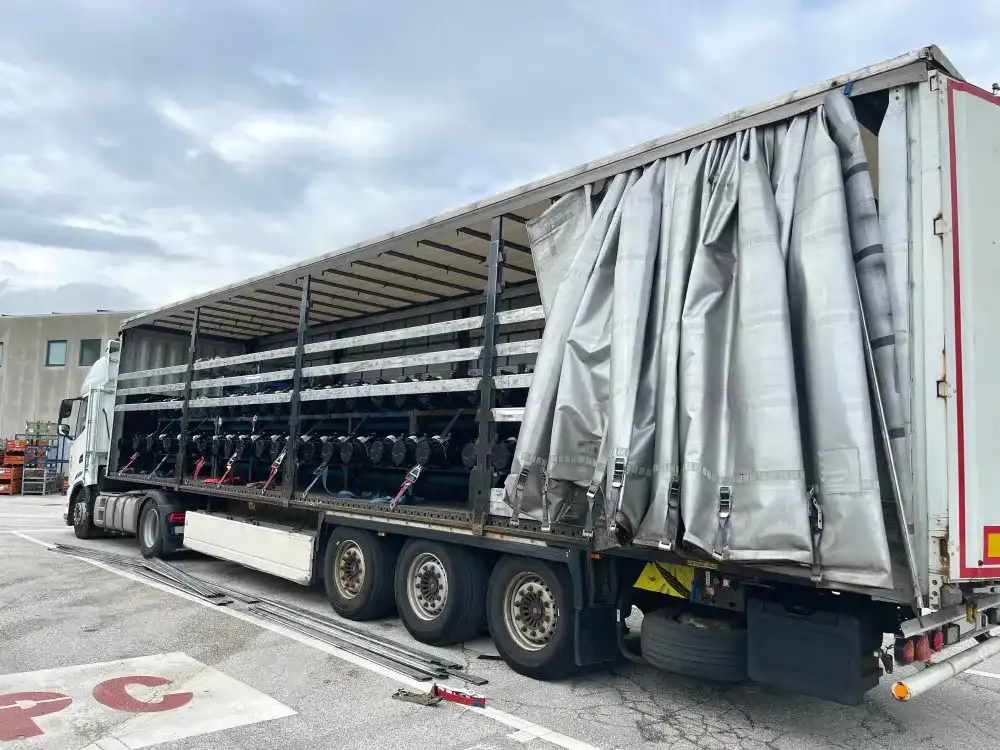 Ile waży naczepa z plandeką? Liczby, ładowność i kary ITD