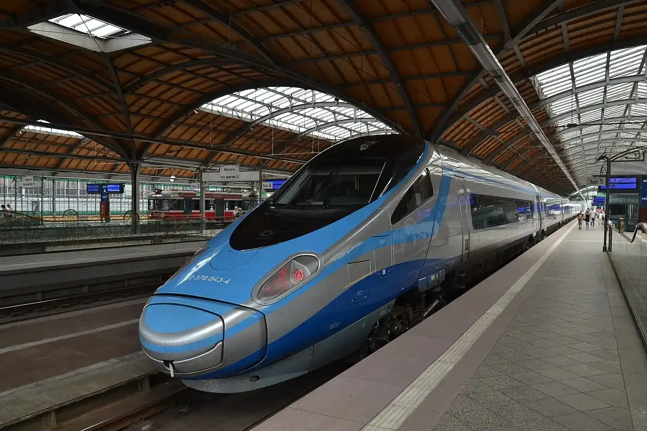 EIC vs Pendolino: Który pociąg wybrać? Porównanie i ceny