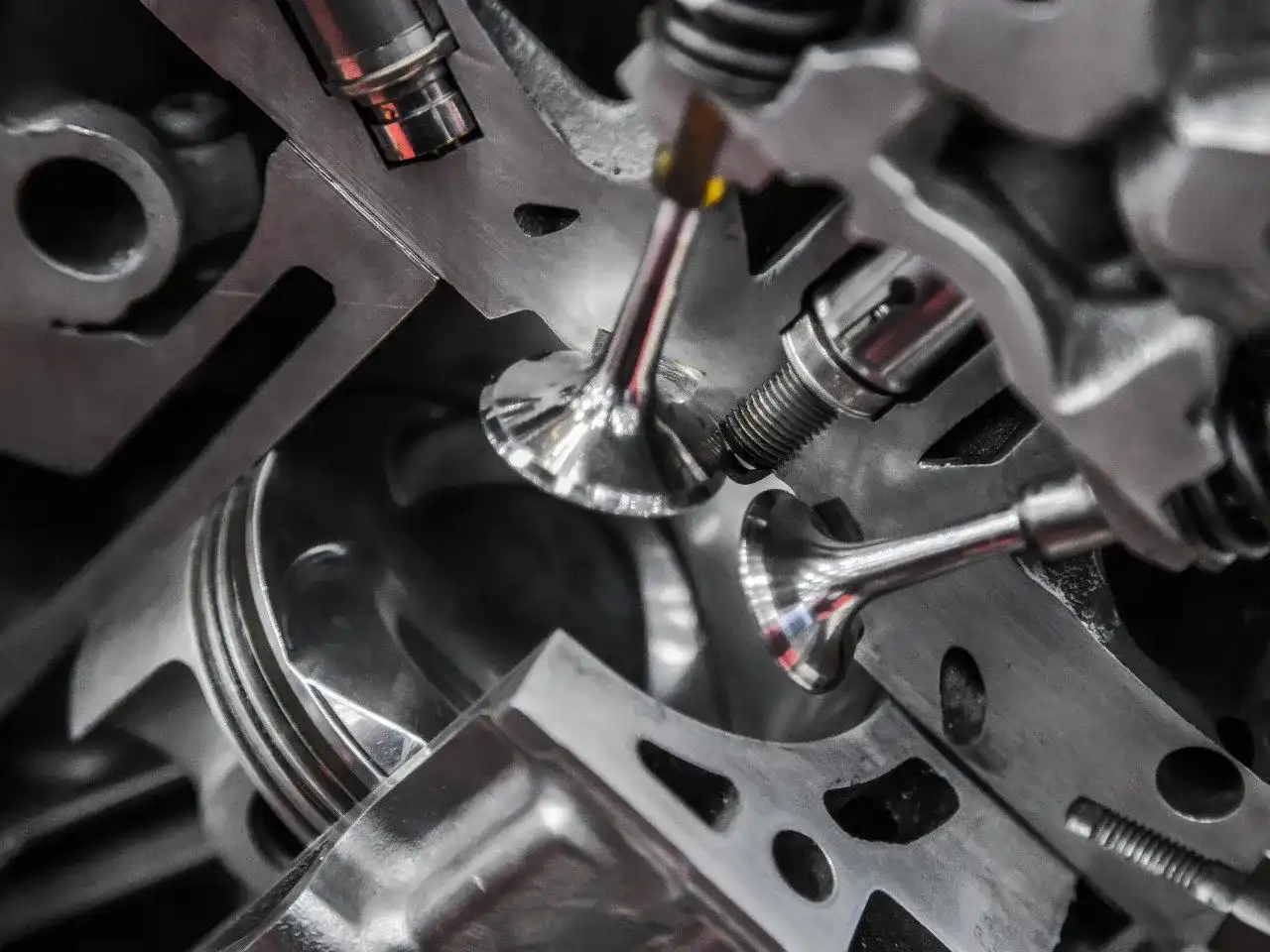 Ile kosztuje wymiana pierścieni w silniku? Sprawdź, co wpływa na cenę