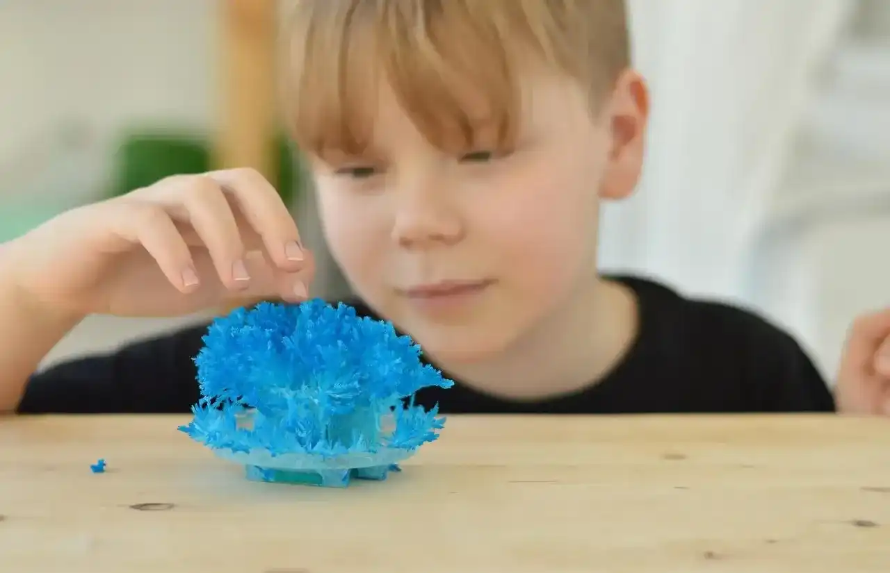 Eksperyment z solą i wodą: Jak łatwo wyhodować piękne kryształki