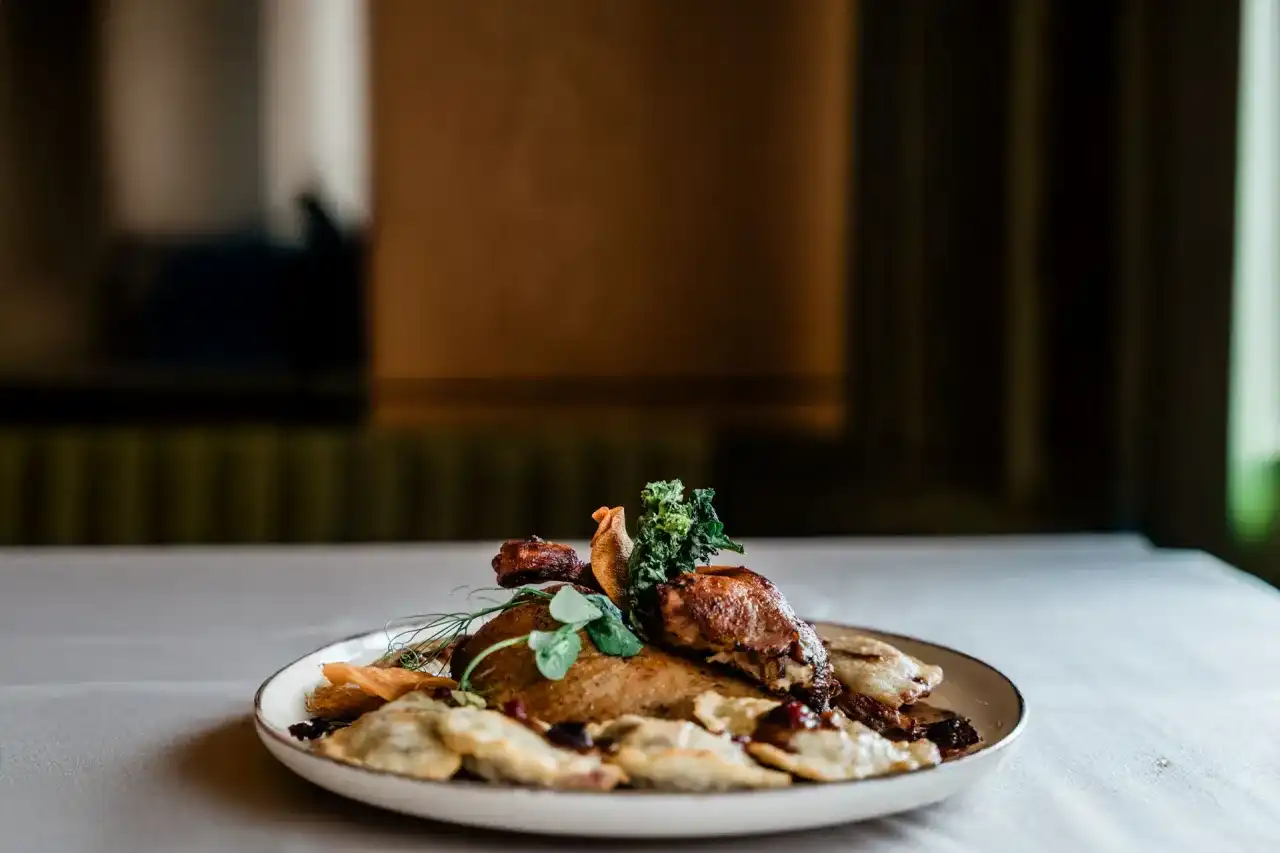 Gdzie zjeść w Giżycku? Najlepsze restauracje i smaki Mazur