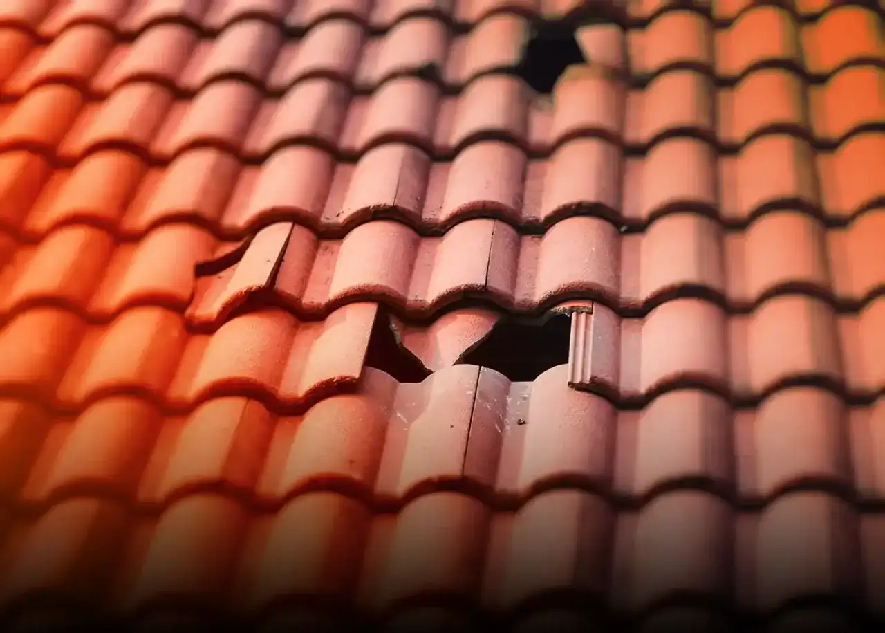 Jak naprawić dach z dachówki? Poradnik DIY i kiedy wezwać fachowca