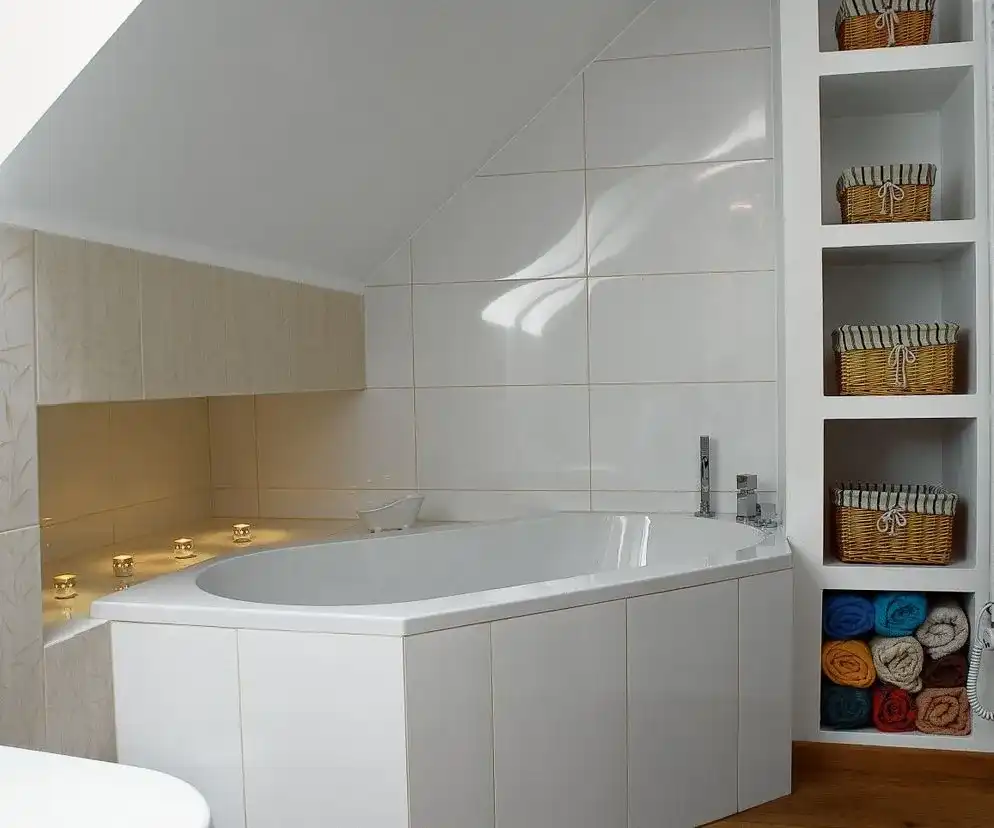 Jaką płytę do łazienki wybrać, aby uniknąć problemów z wilgocią?