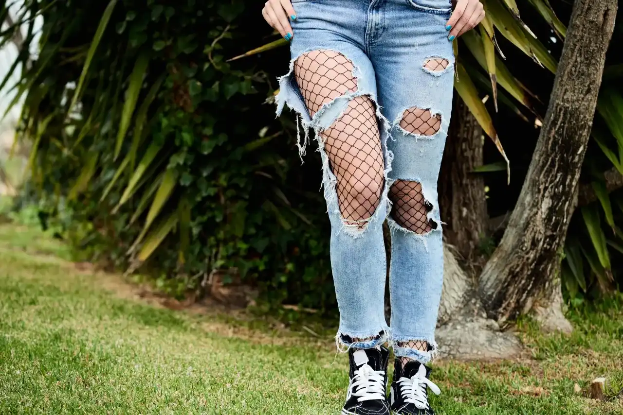 Czarne kabaretki: Jak nosić? Stylowe triki i modowe wpadki!