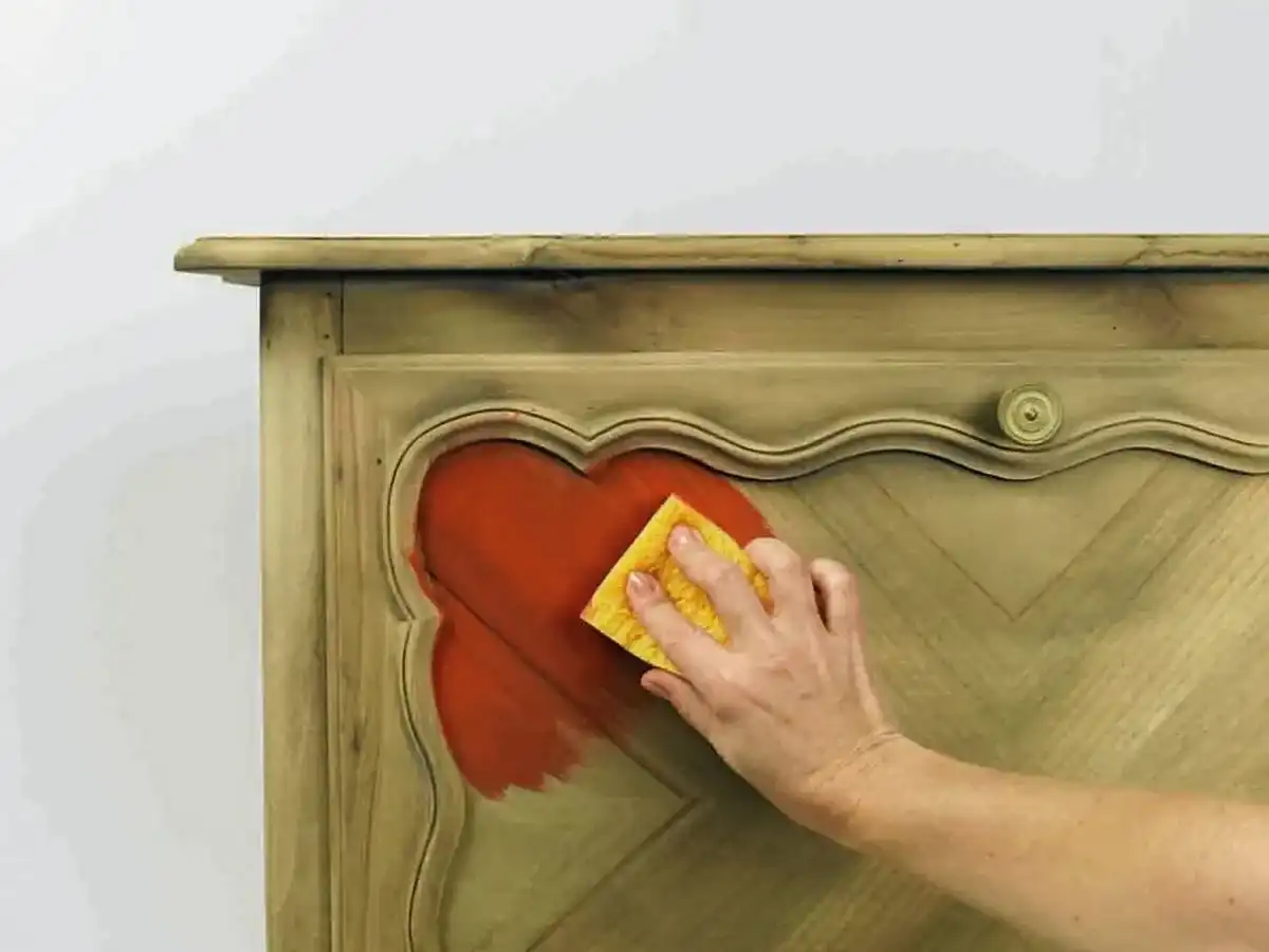 Jaka farba do mebli z płyty? Odkryj sekrety trwałej renowacji