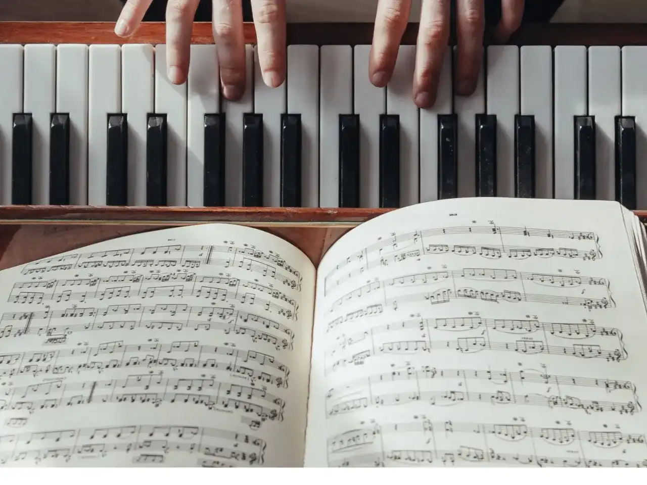 Akordy na pianino: Praktyczny przewodnik dla początkujących