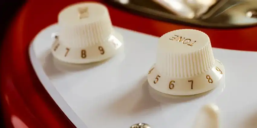 Co kupić do gitary elektrycznej, aby uniknąć błędów początkujących?