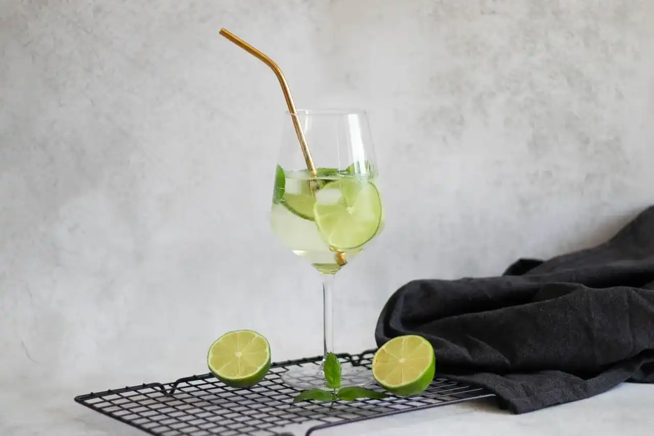 Hugo Spritz: Jak zrobić idealnego drinka? Przepis i sekrety