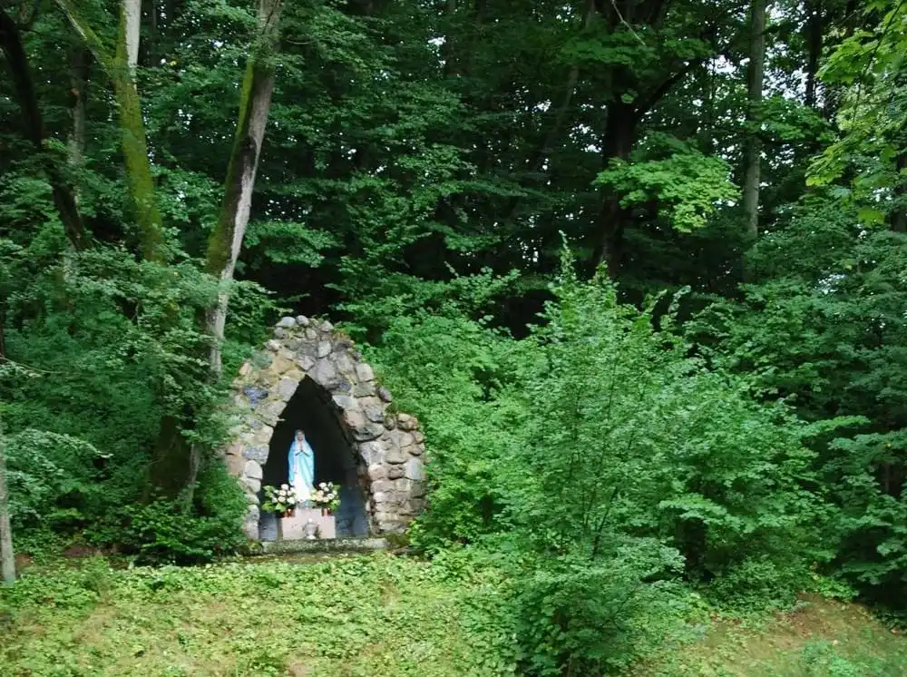 Gdzie leży Ludźmierz? Odkryj jego tajemnice i lokalizację w Polsce