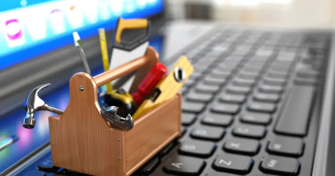 Narzędzia na klawiaturze laptopa sugerują, jak wejść do BIOS-u i dokonać napraw.