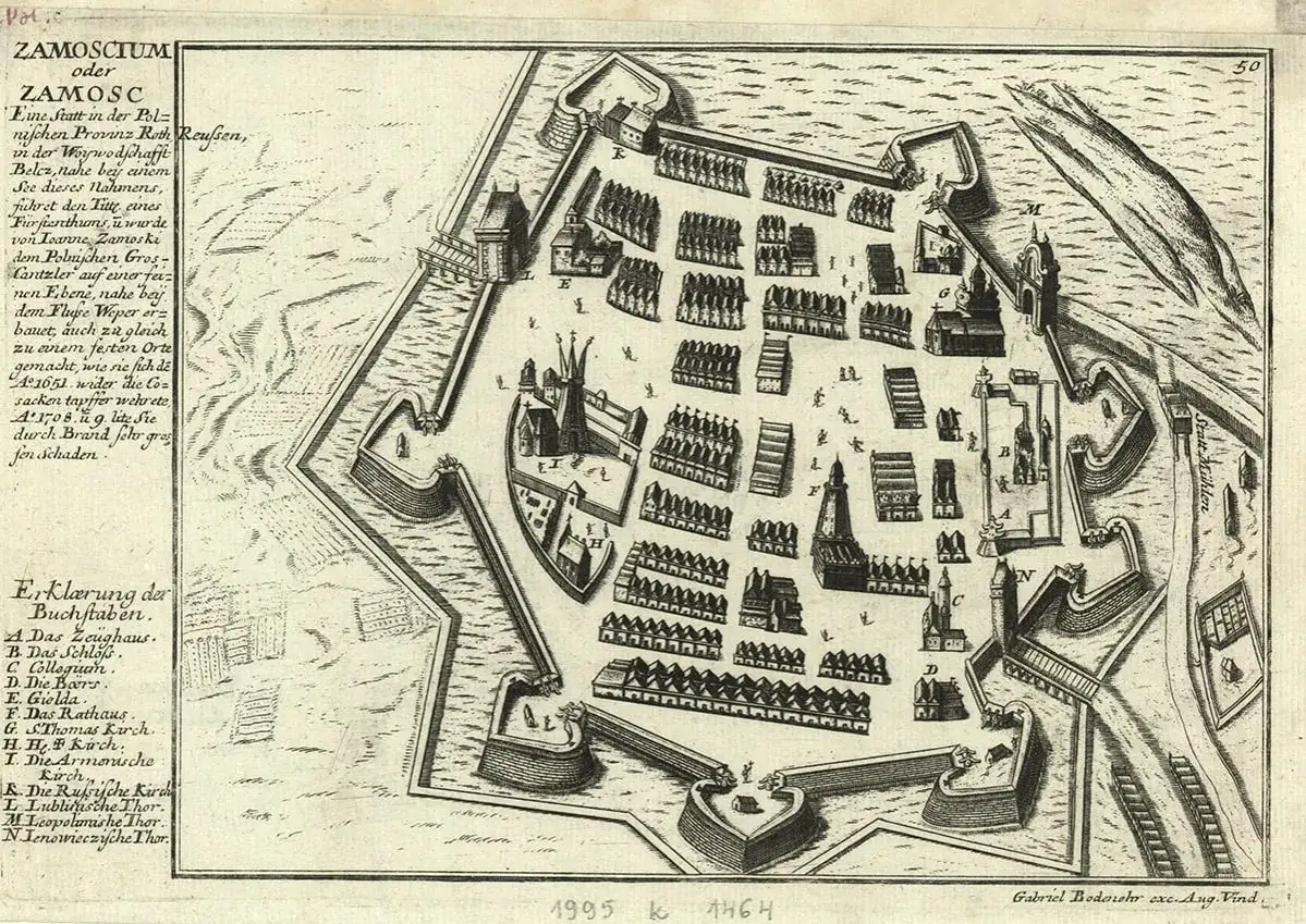Stara mapa Zamościa z fortyfikacjami, budynkami i ulicami. Widoczne bramy, ratusz i kościoły.