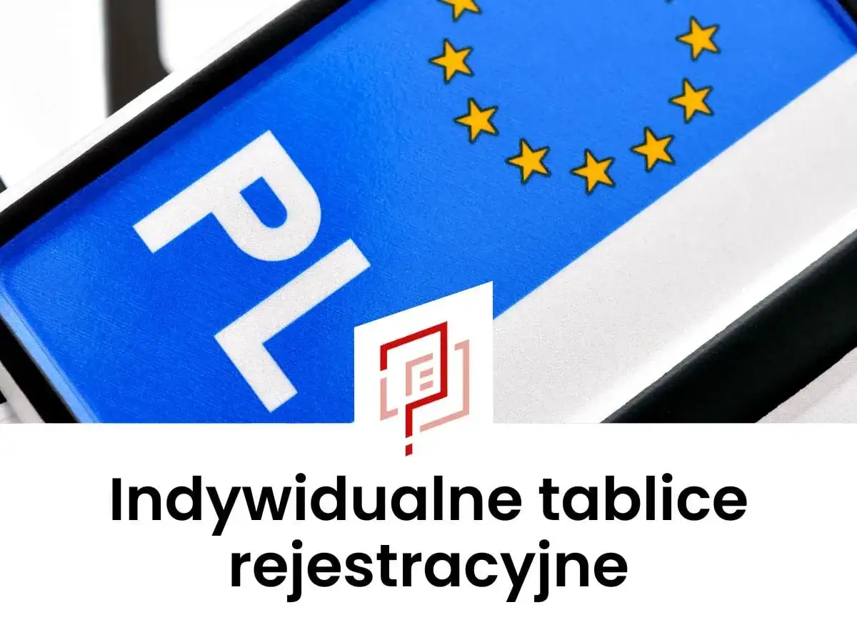 Zbliżenie na polską tablicę rejestracyjną z symbolem Unii Europejskiej i logo.