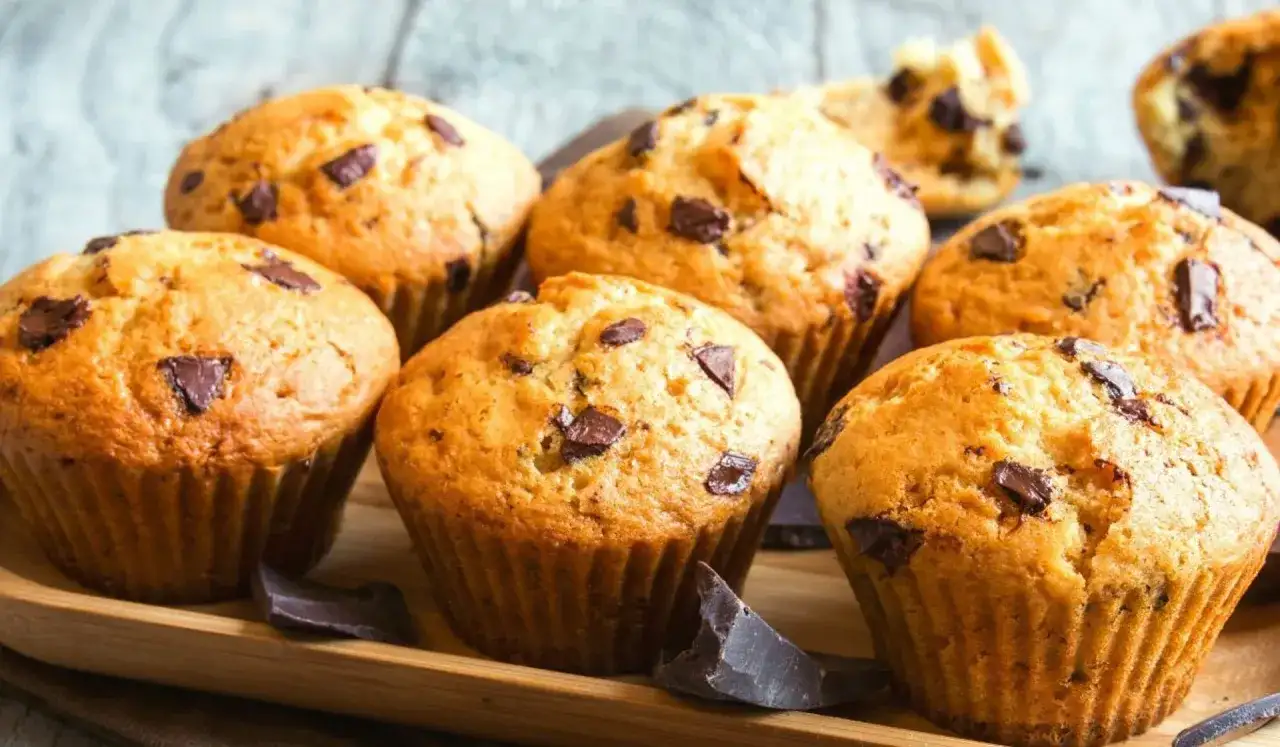 Puszyste muffinki z kawałkami czekolady, idealne na każdy przepis na wilgotne i puszyste muffinki.