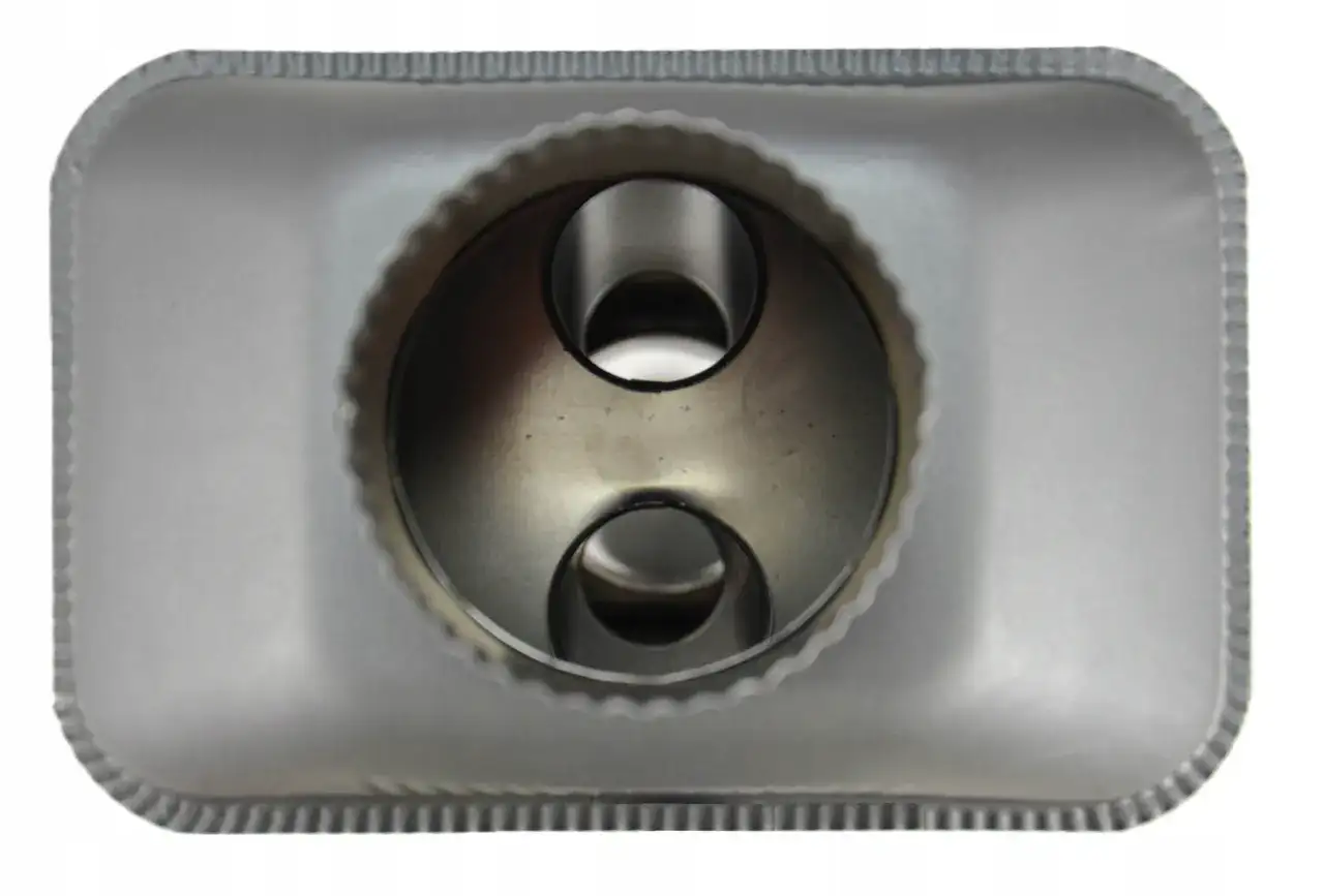 Metalowy radiator do kominka, z dwoma okrągłymi otworami w środku, gotowy do montażu.