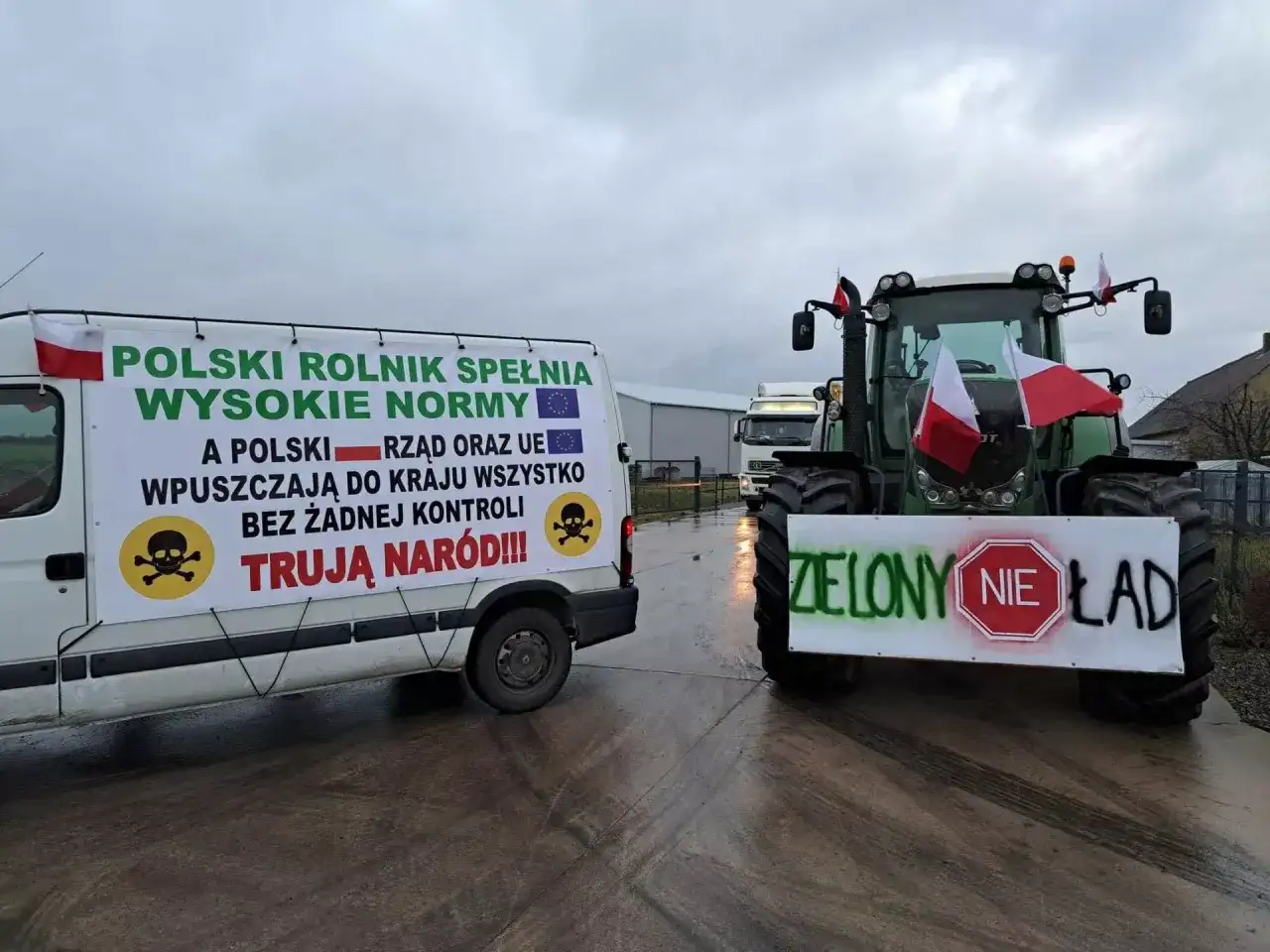 Ciężarówka i traktor z transparentami protestacyjnymi rolników.