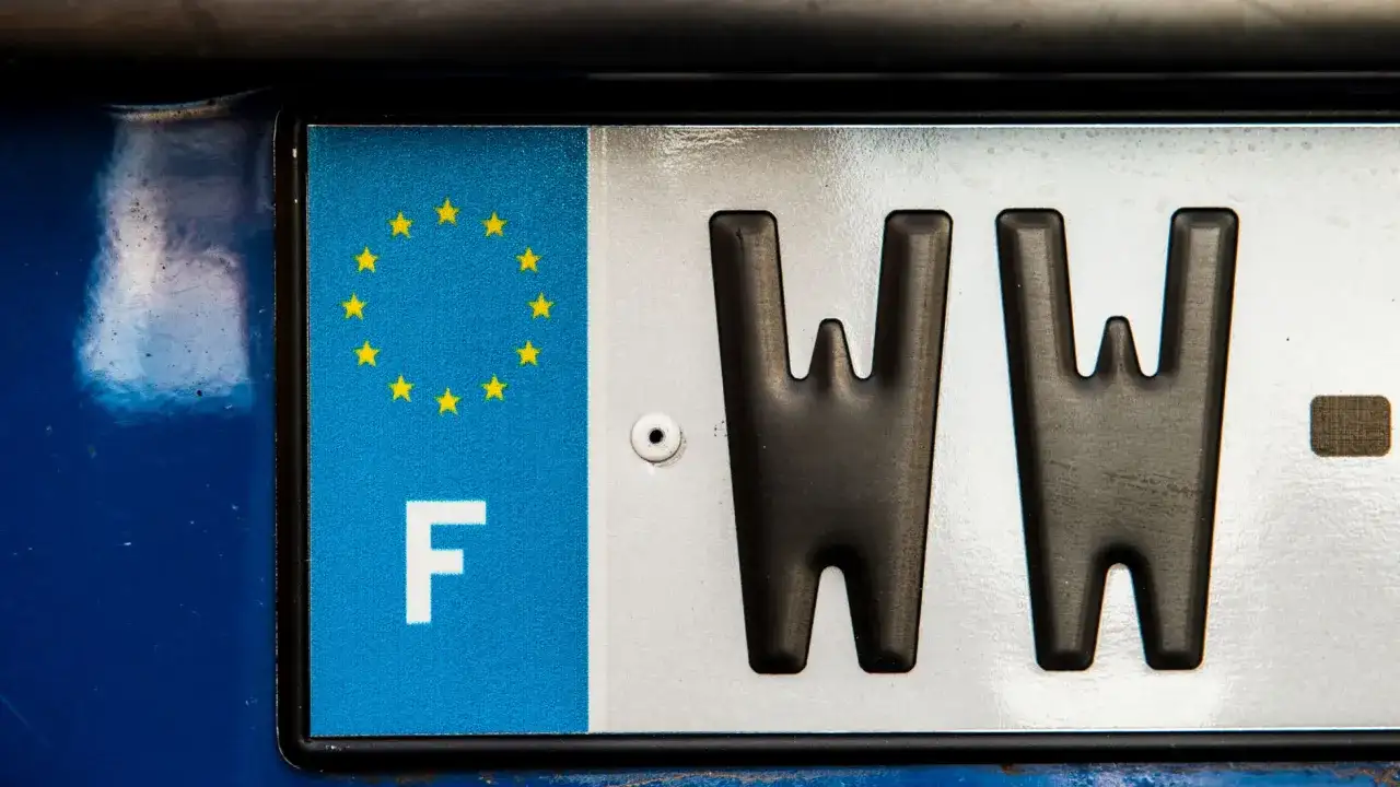 Fragment francuskiej tablicy rejestracyjnej z literami "WW" i symbolem UE.