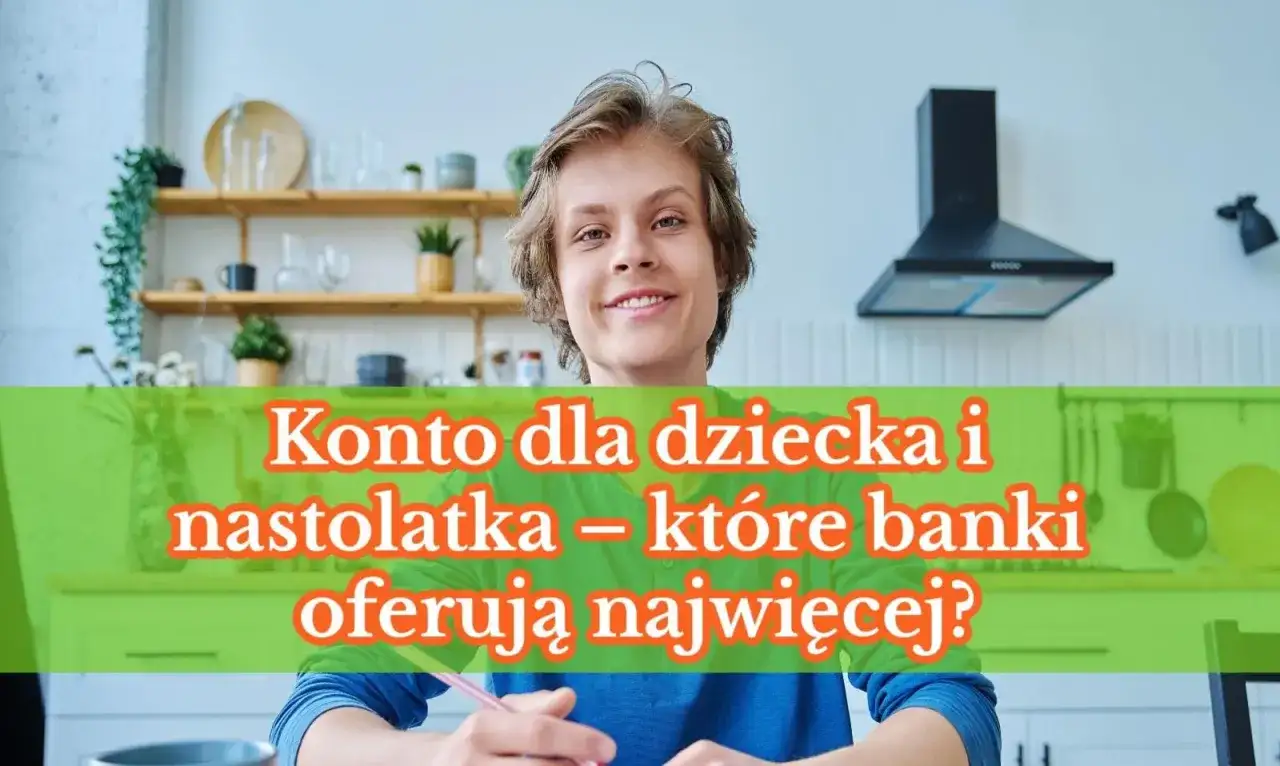 Uśmiechnięty nastolatek pisze, a nad nim napis: "Konto dla dziecka i nastolatka – które banki oferują najwięcej?".