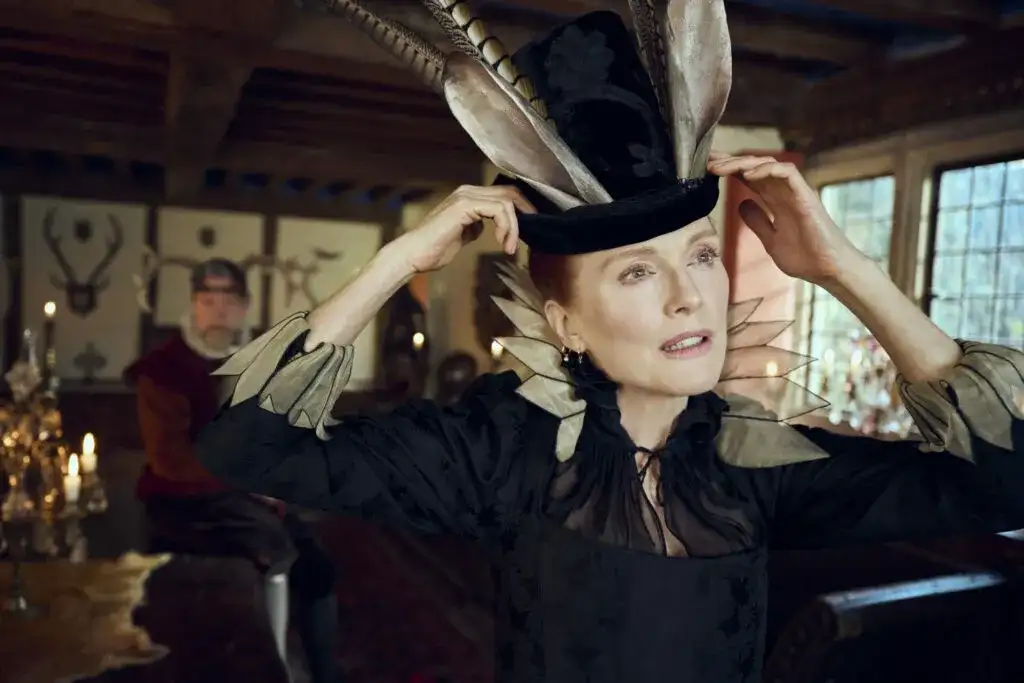 Julianne Moore w seksownym i krwawym kostiumie. Mroczna recenzja miniserialu Mary & George
