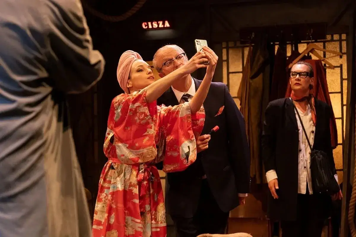 Aktorzy na scenie Och-Teatru robią sobie selfie.