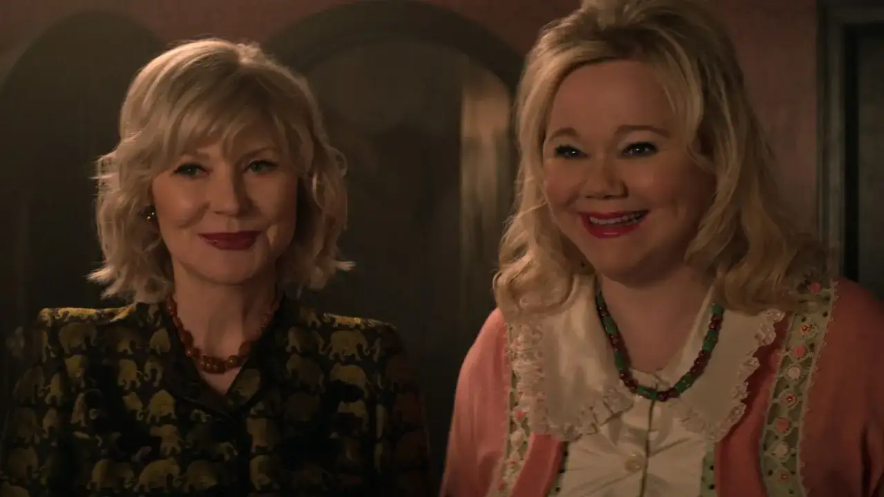 Uśmiechnięte twarze aktorek z "Chilling Adventures of Sabrina obsada". Jedna w żakiecie w słonie, druga w różowym kardiganie.
