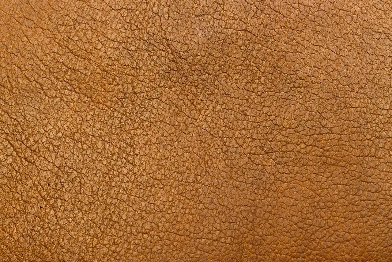 Textura de cuero marrón con finas arrugas, ideal para un grupo de trabajo de cuero.