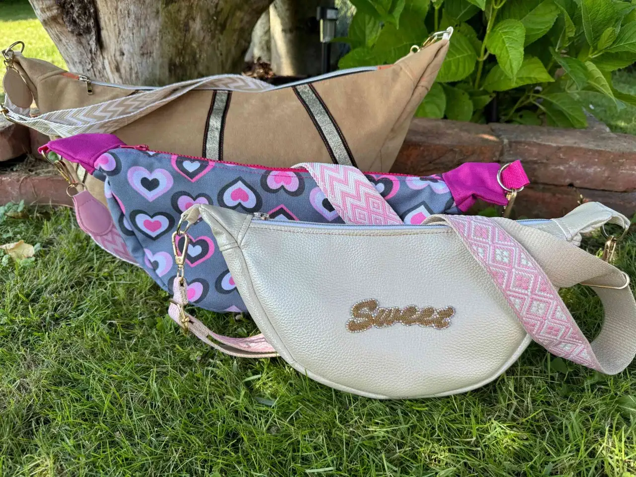 Trzy torebki: beżowa, w serduszka i złota z napisem "Sweet". Idealne, gdy chcesz wiedzieć, jak uszyć torebkę szablony.
