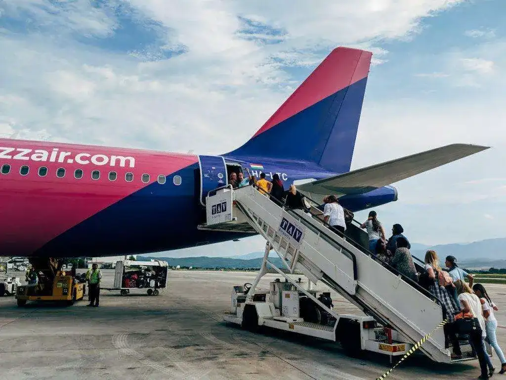 Ile alkoholu można przewieźć samolotem Wizz Air? Oto ważne limity