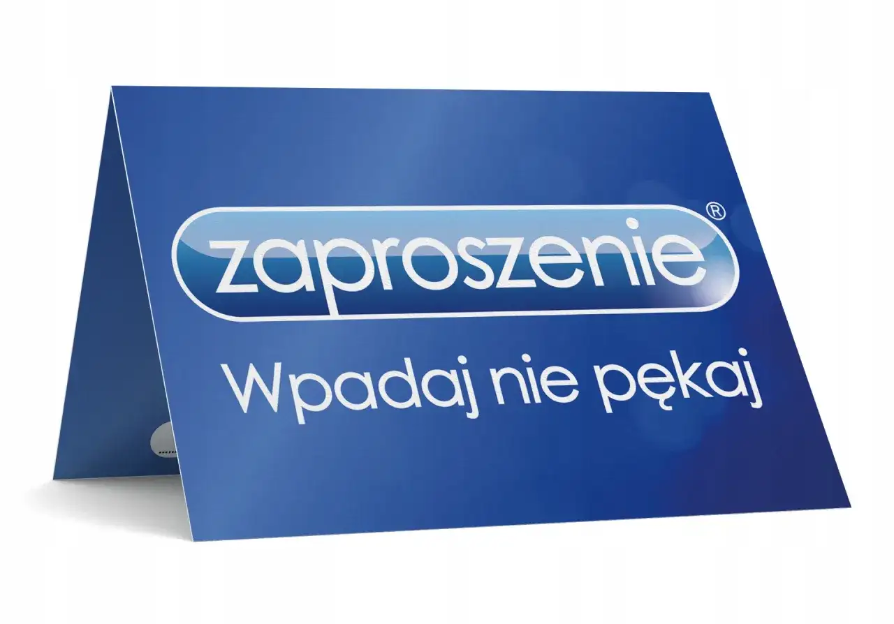 Niebieska kartka z napisem "Zaproszenie" i "Wpadaj nie pękaj".