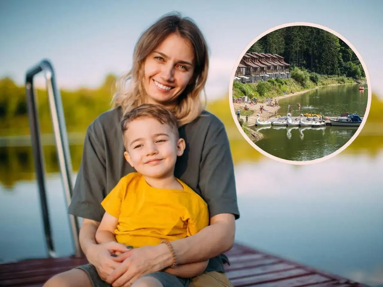Uśmiechnięta mama z synkiem na pomoście. W tle jezioro z łódkami i domkami, idealne na wakacje z bonem turystycznym 2026.