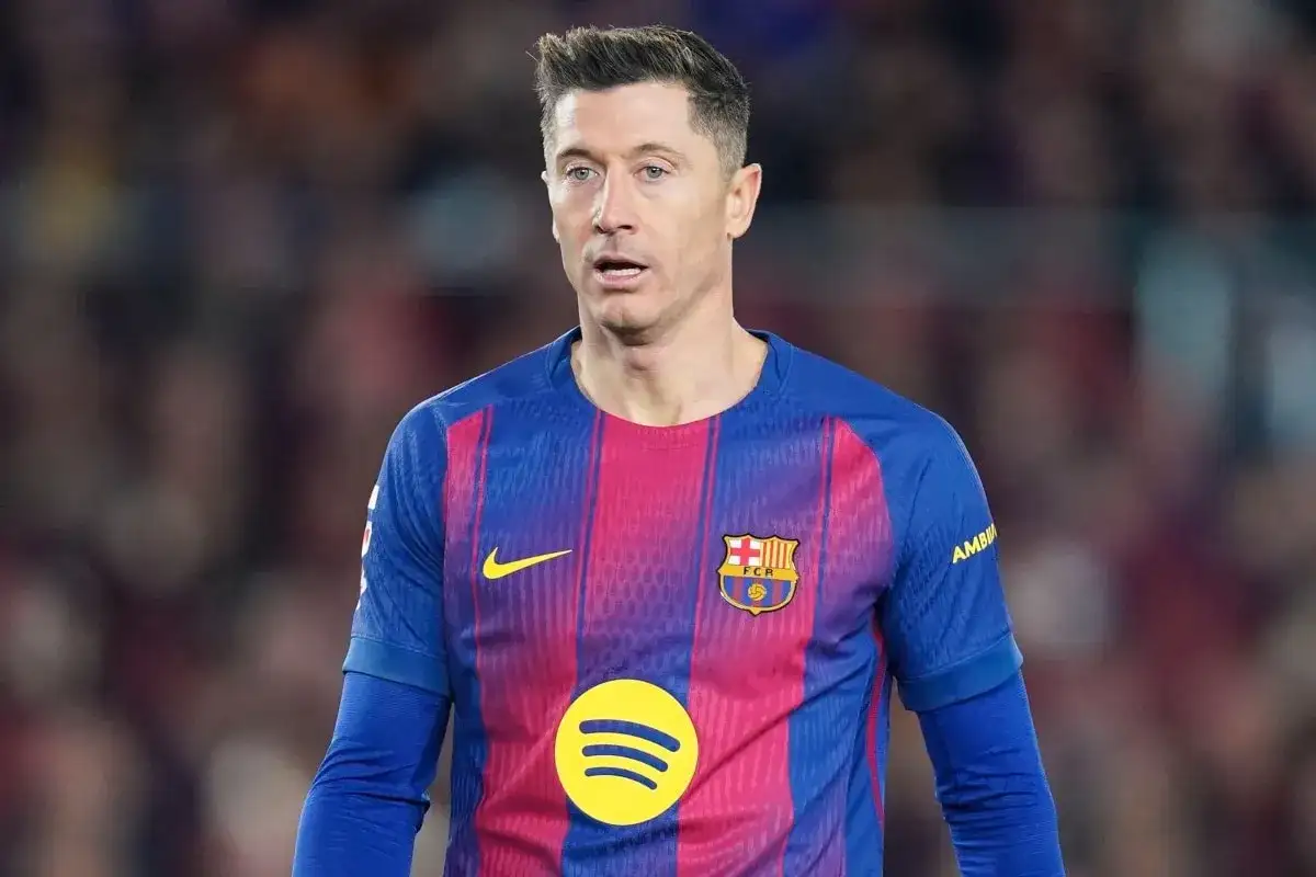 Robert Lewandowski w koszulce FC Barcelony, jeden z najnowszych transferów piłkarskich, gotowy do gry.