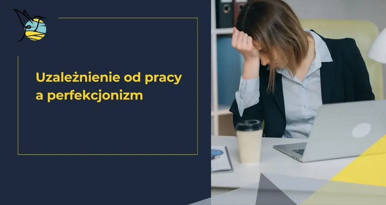 Zmęczona kobieta z ręką na czole, przy biurku z laptopem i kawą. Temat: uzależnienie od pracy i perfekcjonizm.