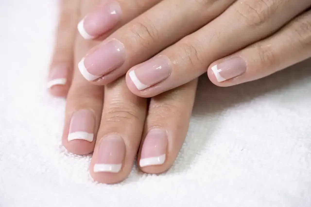 Dłonie z perfekcyjnym french manicure. Zobacz, jak zrobić french krok po kroku, by uzyskać taki efekt.