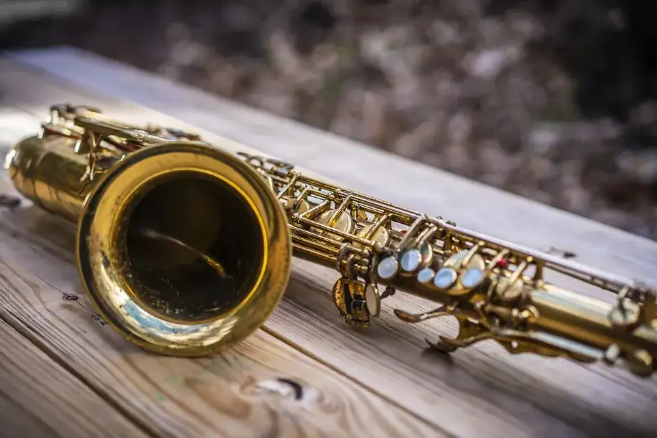 Do jakiej grupy instrumentów należy saksofon? Odkryj jego tajemnice