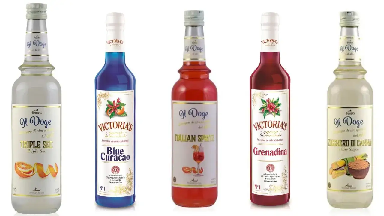 Pięć butelek syropów barmańskich: Triple Sec, Blue Curacao, Italian Spritz, Grenadina i Cane Sugar. Idealne soki do drinków.