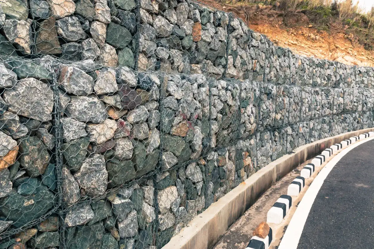 Mur oporowy z koszy gabionowych: skuteczna stabilizacja terenu