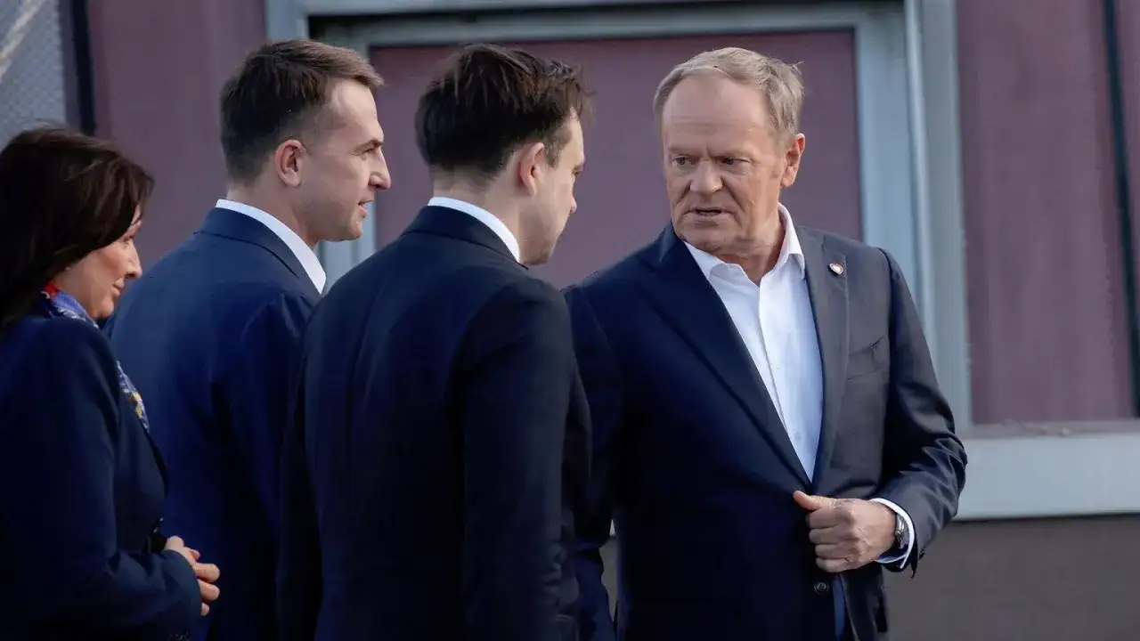 Donald Tusk rozmawia z innymi politykami. To przykład, co to jest koalicja – wspólne działanie dla osiągnięcia celu.