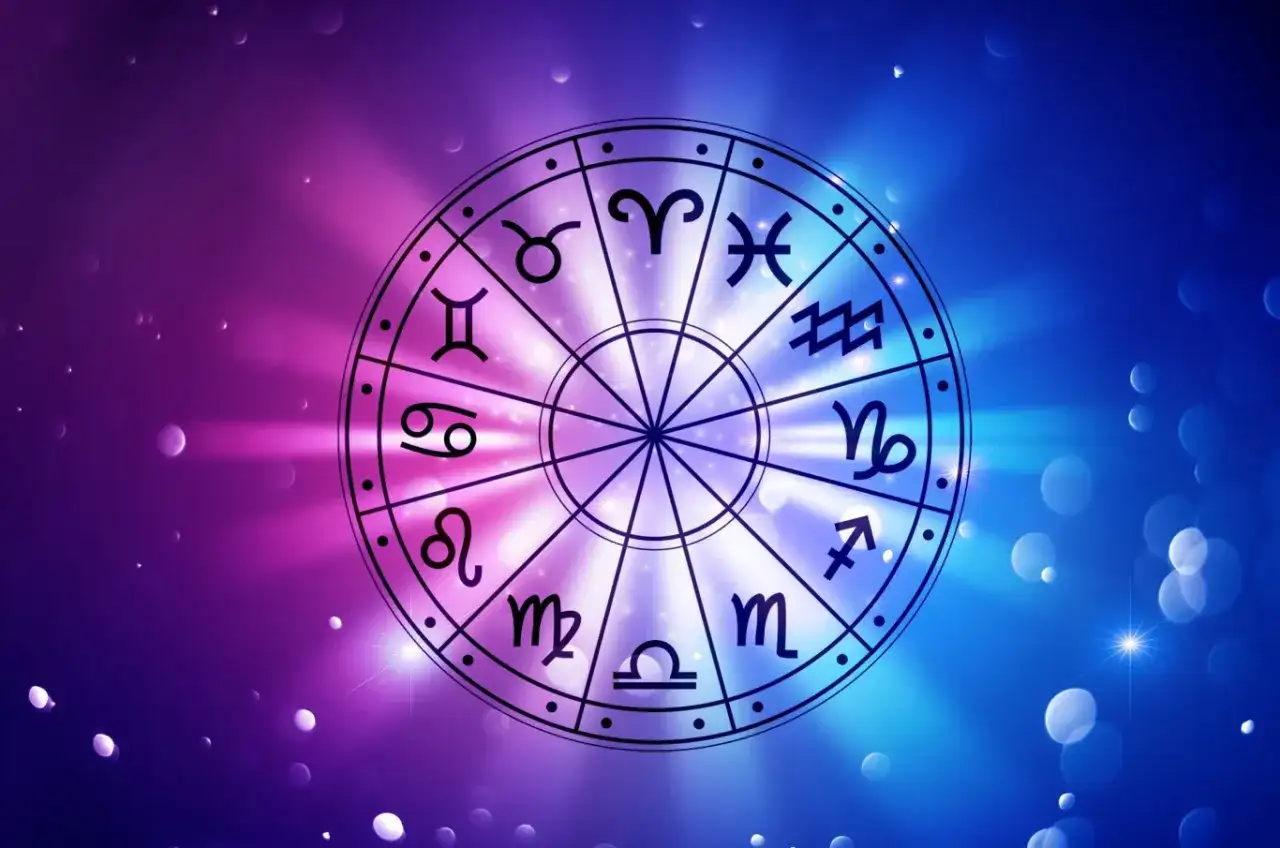 Koło zodiaku z symbolami, w tym Byk i Skorpion, na tle gradientu fioletowo-niebieskiego z rozmazanymi światłami.