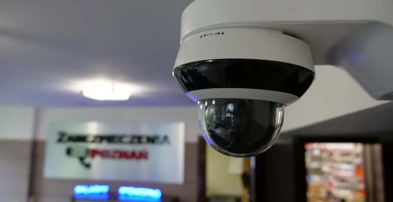 Kamera monitoringu w pracy, dyskretnie czuwająca nad bezpieczeństwem.